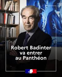 Un moment historique pour la France
Ce jour marque un moment solennel dans l’histoire de la République française : le cercueil de Robert Badinter, ancien ministre de la Justice et figure emblématique de l’abolition de la peine de mort, quitte le Conseil constitutionnel pour rejoindre le Panthéon.
L’émotion est immense. Les Français, les responsables politiques, les juristes et les citoyens saluent la mémoire de cet homme qui a incarné la conscience morale de la nation.
Robert Badinter n’était pas seulement un juriste d’exception. Il était une voix de raison, un défenseur inlassable des droits de l’homme et de la dignité humaine. En entrant au Panthéon, il rejoint les grandes figures qui ont marqué la République : Voltaire, Hugo, Jaurès, Simone Veil. Sa présence dans ce lieu symbolique consacre son héritage comme piliers de la justice et de l’humanisme en France.
Le parcours d’un homme engagé
Né en 1928 à Paris, Robert Badinter a connu très jeune les drames du XXᵉ siècle. Son père, déporté pendant la Seconde Guerre mondiale, ne reviendra jamais d’Auschwitz. Cette blessure intime a forgé sa conviction que la justice doit toujours se placer du côté de la vie, jamais de la vengeance.
Brillant avocat, il s’est rapidement fait connaître par son éloquence et sa rigueur morale.
Avant d’être ministre, Robert Badinter a défendu des causes difficiles. Il a pris la parole pour ceux que la société rejetait : condamnés à mort, marginaux, oubliés. Ses plaidoiries ont marqué les tribunaux comme des leçons d’humanité. Son combat contre la peine capitale s’est imposé comme une évidence morale et politique.
L’abolition de la peine de mort : un tournant historique
Une bataille politique et éthique
En 1981, Robert Badinter devient garde des Sceaux, ministre de la Justice du président François Mitterrand. Il décide alors de mener le combat de sa vie : faire voter la loi abolissant la peine de mort en France.
Le 17 septembre 1981, à la tribune de l’Assemblée nationale, il prononce un discours resté célèbre :
« Demain, grâce à vous, la justice française ne sera plus une justice qui tue. »
Cette phrase a marqué des générations. L’abolition de la peine de mort a été adoptée quelques jours plus tard, faisant de la France un modèle moral sur la scène internationale.
Depuis cette date, Robert Badinter est devenu le symbole du courage politique et de la dignité humaine. Son action a inspiré de nombreux pays à suivre le même chemin, consolidant son image d’homme d’État visionnaire.
Du ministère au Conseil constitutionnel : la voix du droit
Après avoir quitté le ministère, Robert Badinter poursuit son œuvre. De 1986 à 1995, il préside le Conseil constitutionnel, où il veille à la conformité des lois avec la Constitution.
Son exigence intellectuelle, sa fidélité aux valeurs de la République et sa foi dans le droit en font une référence respectée, même par ses adversaires politiques.
Il s’impose comme un gardien des principes fondamentaux, un homme pour qui la justice ne pouvait être juste sans humanité.
Sous sa présidence, le Conseil constitutionnel s’affirme comme un acteur essentiel de la démocratie. Badinter y défend la séparation des pouvoirs, l’État de droit et la protection des libertés fondamentales. Sa rigueur et son indépendance laissent une empreinte durable sur la jurisprudence française.
Le Panthéon, temple de la mémoire républicaine
Une reconnaissance nationale
L’entrée de Robert Badinter au Panthéon est plus qu’un hommage : c’est une reconnaissance. Elle rappelle que la France ne se construit pas seulement avec des armes ou des victoires militaires, mais aussi avec des idées, des principes et du courage moral.
Le Panthéon abrite ceux qui ont su incarner les valeurs de Liberté, Égalité, Fraternité. Robert Badinter y rejoint Simone Veil, autre figure de la justice et de la dignité humaine.
La cérémonie nationale, sobre et émouvante, réunit des représentants de tous horizons : juristes, étudiants en droit, magistrats, responsables politiques et simples citoyens. Le transfert de son cercueil depuis le Conseil constitutionnel, institution qu’il a profondément marquée, symbolise le passage du droit à la mémoire, de la lutte politique à l’éternité républicaine.
L’héritage moral et politique de Robert Badinter
Robert Badinter laisse derrière lui un héritage immense. Il a démontré que la justice ne doit jamais être instrumentalisée et que la démocratie repose sur le respect de la vie humaine.
Son nom reste associé à la défense des libertés fondamentales, à la lutte contre la peine de mort, et à la promotion d’une justice humaniste.
Son œuvre intellectuelle – livres, discours, interventions publiques – demeure une source d’inspiration. Des générations d’étudiants en droit, d’avocats et de citoyens continueront à se référer à ses idées.
Il n’était pas seulement un homme d’État, mais un penseur du droit, un professeur de morale publique. Dans une époque souvent marquée par le cynisme politique, Robert Badinter a rappelé que la grandeur d’une nation se mesure à la manière dont elle traite ses faibles et ses coupables.
Une flamme qui ne s’éteindra pas
L’entrée de Robert Badinter au Panthéon ne clôt pas son histoire. Elle ouvre un nouveau chapitre de la mémoire collective française.
À travers lui, c’est toute une vision de la justice qui est honorée : une justice fondée sur la raison, la compassion et la dignité humaine.
La France célèbre ainsi non seulement un homme, mais un idéal : celui d’un pays où le droit protège, éclaire et élève.
Son cercueil quittant le Conseil constitutionnel, escorté par les honneurs républicains, symbolise le lien profond entre le droit et la conscience morale.
Robert Badinter rejoint à présent les grands noms de l’histoire de France. Et dans les pierres du Panthéon, son message continuera de résonner :
“La justice n’est pas vengeance. Elle est l’honneur de l’humanité.”